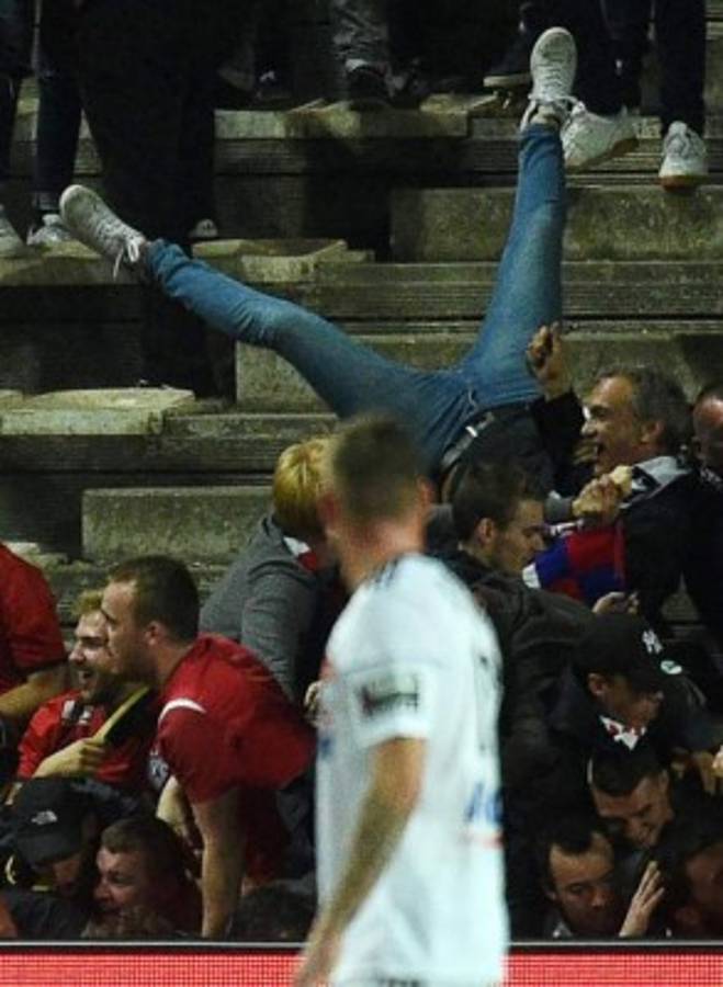 Las imágenes curiosas del fin de semana: La furia de Suárez y el infiltrado en el Camp Nou