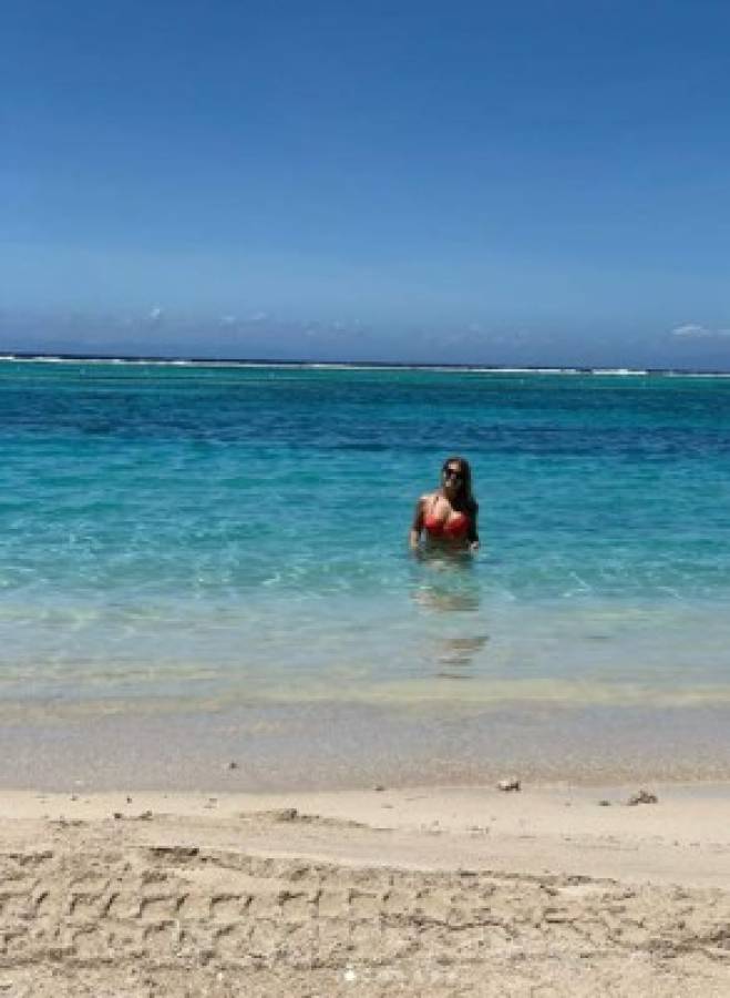 Magali Sanjurjo deslumbra en sus espectaculares vacaciones con Chavasco en Roatán