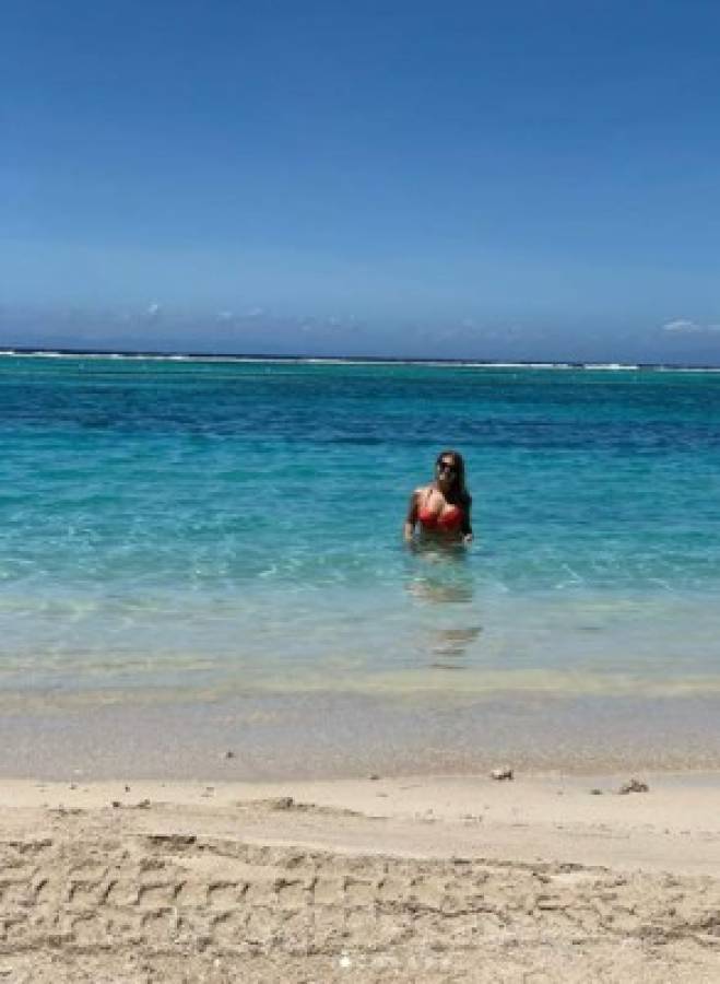 Magali Sanjurjo deslumbra en sus espectaculares vacaciones con Chavasco en Roatán