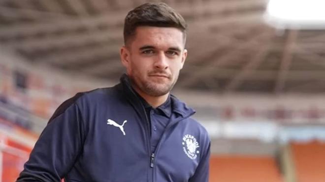 ¿Quién es y dónde juega? El primer futbolista europeo activo en declarse abiertamente gay: solo tiene 17 años