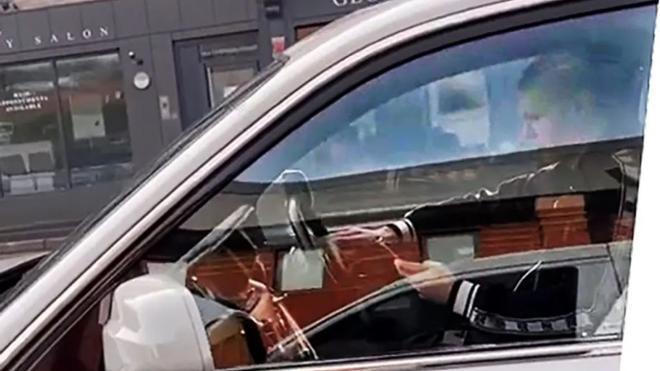 Haaland utilizando su celular mientras conducía en Manchester.