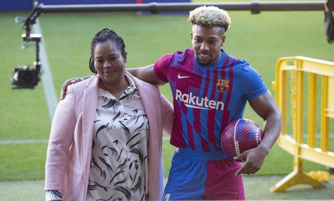 Regalo de Laporta, nuevo dorsal y su monstruoso físico: Así fue la presentación de Adama Traoré con el Barcelona