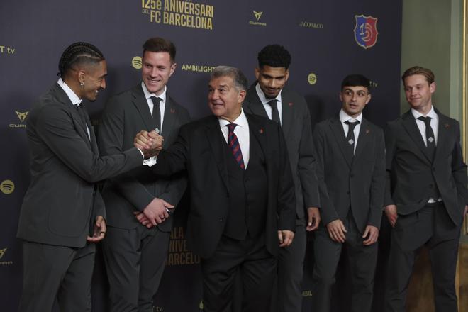 Piqué y Clara Chía llegaron a la fiesta del Barcelona: el tímido beso, los invitados y las grandes ausencias