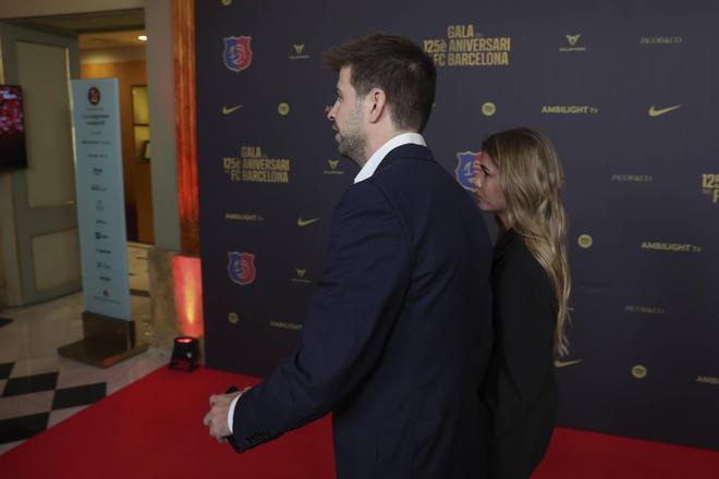 Piqué y Clara Chía llegaron a la fiesta del Barcelona: el tímido beso, los invitados y las grandes ausencias