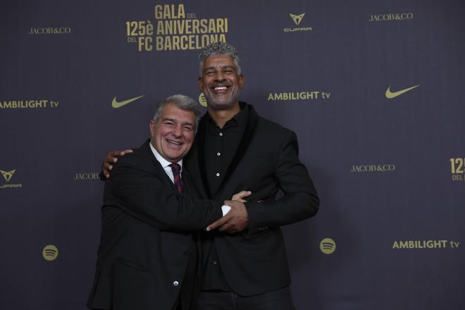 Piqué y Clara Chía llegaron a la fiesta del Barcelona: el tímido beso, los invitados y las grandes ausencias