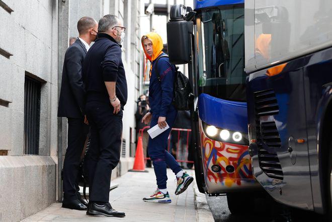 ¡Tractores en la calle! Así fue la caótica llegada de Barcelona al hotel y la pregunta que no quisieron responder Laporta y Florentino