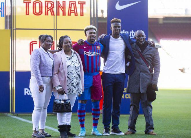 Regalo de Laporta, nuevo dorsal y su monstruoso físico: Así fue la presentación de Adama Traoré con el Barcelona