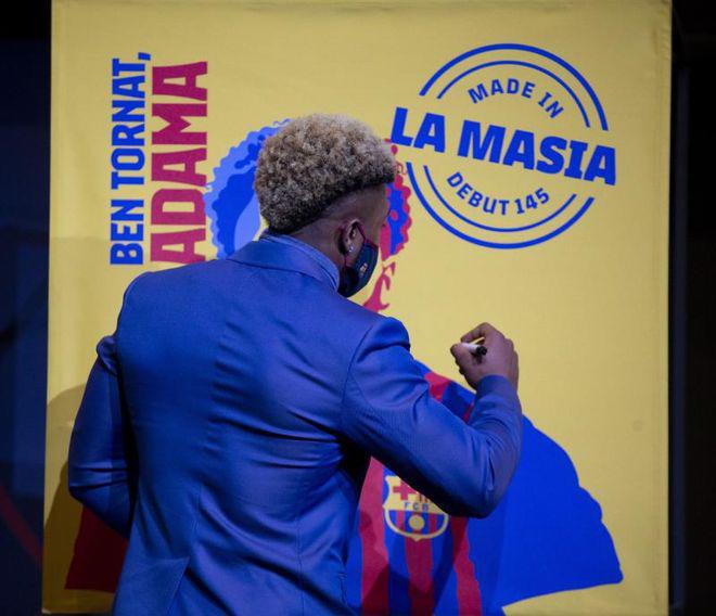 Regalo de Laporta, nuevo dorsal y su monstruoso físico: Así fue la presentación de Adama Traoré con el Barcelona