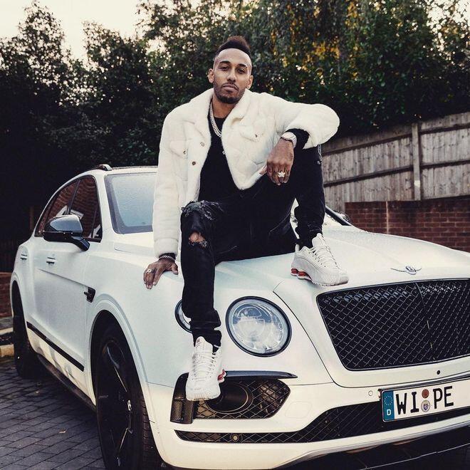 Autos, mansiones y su avión: Así es la vida de millonario de Aubameyang, el nuevo fichaje del Barcelona