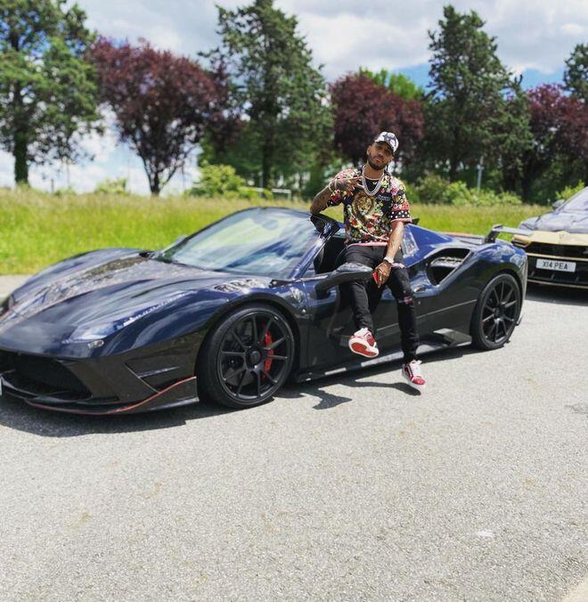 Autos, mansiones y su avión: Así es la vida de millonario de Aubameyang, el nuevo fichaje del Barcelona