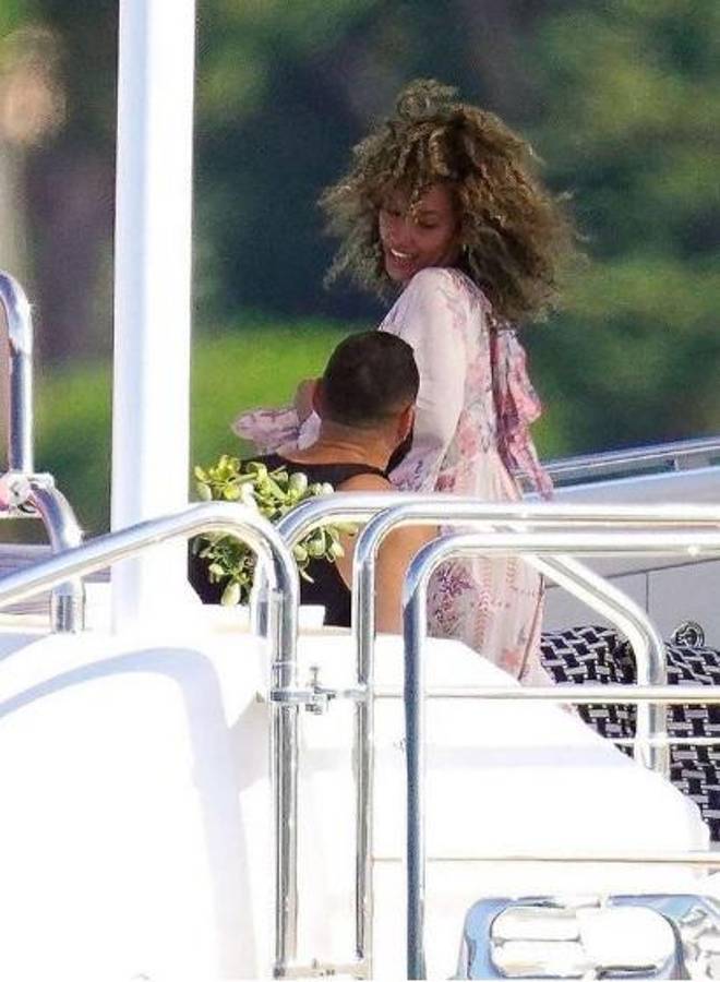 ¡Sorpresa! Cuando todo indicaba que iba a volver con su ex, crack del Real Madrid es captado a bordo de su yate con famosa modelo