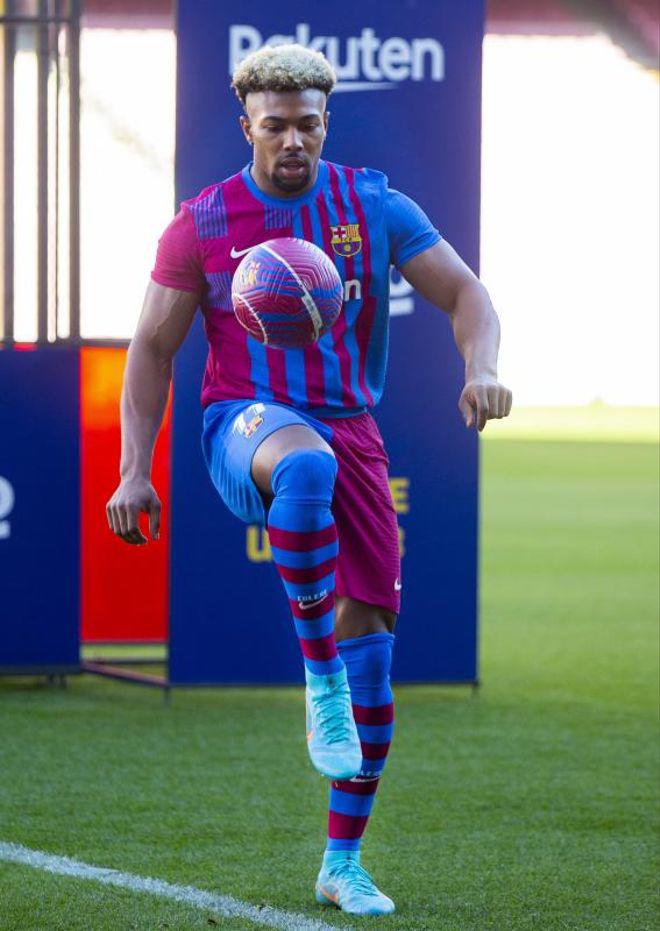 Regalo de Laporta, nuevo dorsal y su monstruoso físico: Así fue la presentación de Adama Traoré con el Barcelona