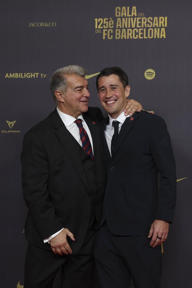 Piqué y Clara Chía llegaron a la fiesta del Barcelona: el tímido beso, los invitados y las grandes ausencias