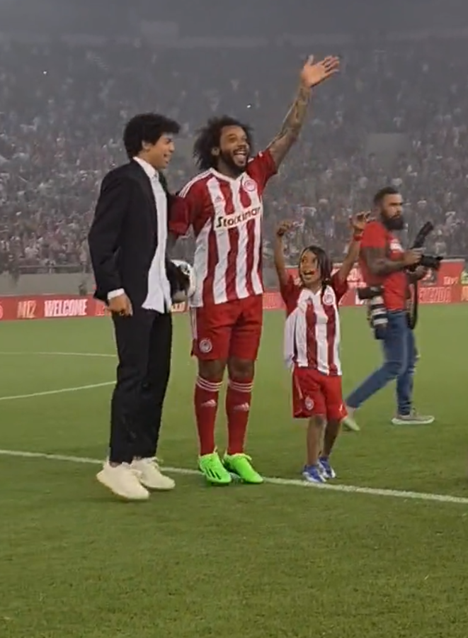 El nuevo dios del Olimpo: la brutal presentación de Marcelo con el Olympiacos de Grecia y bailando junto con sus hijos