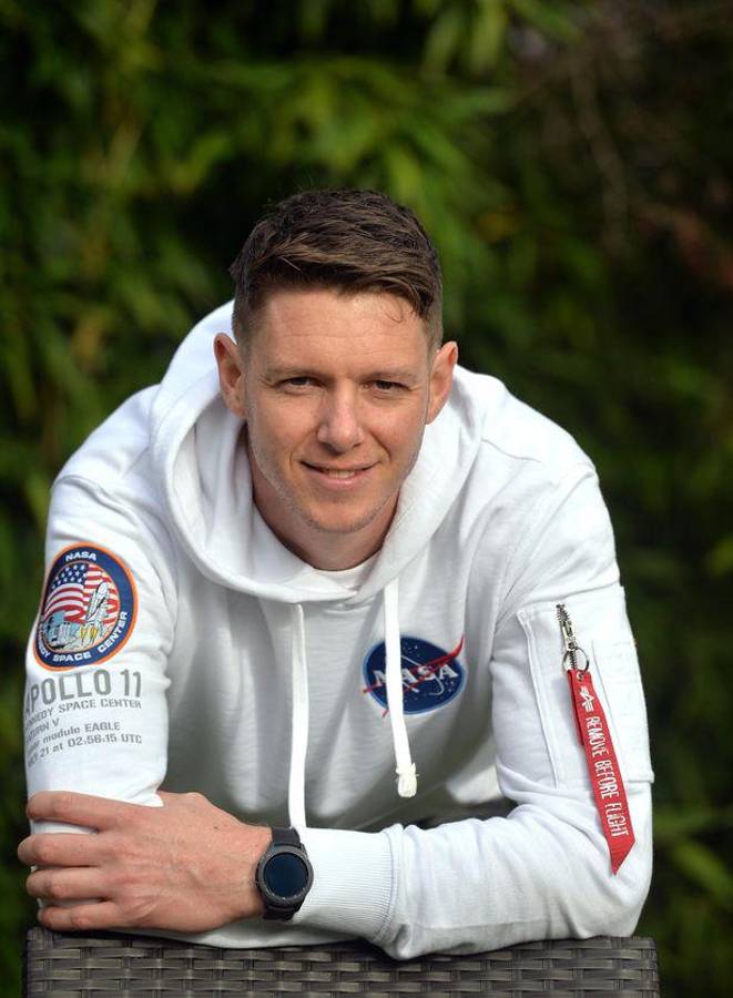 Futbolista es engañado por su mujer y bota sus pertenencias a la calle: “Qué vergüenza. Ten un poco de respeto por ti”