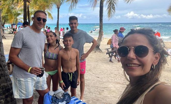 Su esposa deslumbró: Así fueron las vacaciones de “La Tota” Medina, entrenador de Motagua, en Roatán