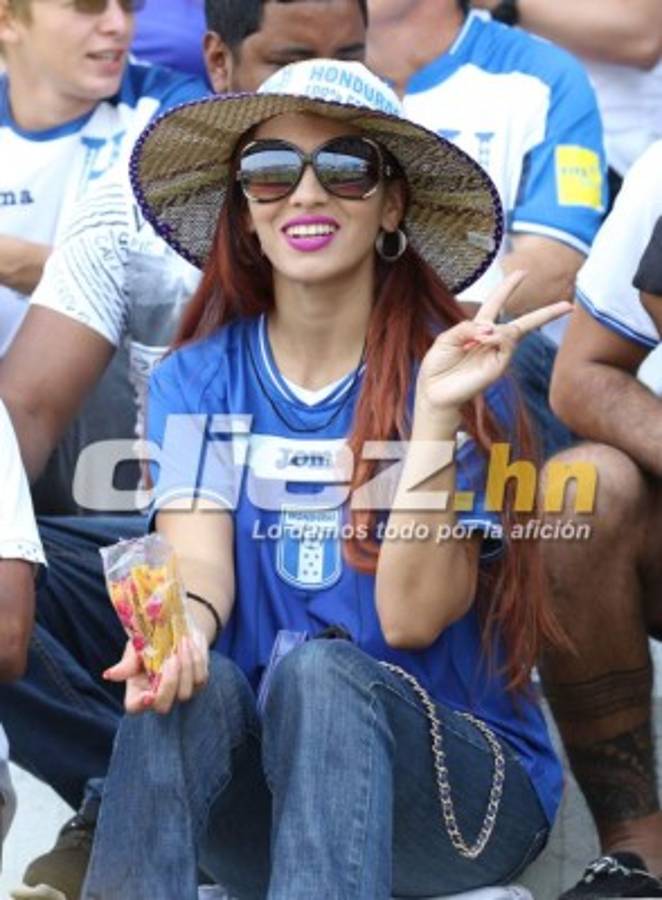 ¡INFARTANTE! Las bellezas que adornaron la previa del Honduras-Costa Rica