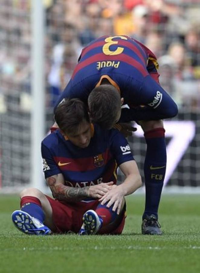 FOTOS: El dolor de Messi por el golpe en su rodilla izquierda