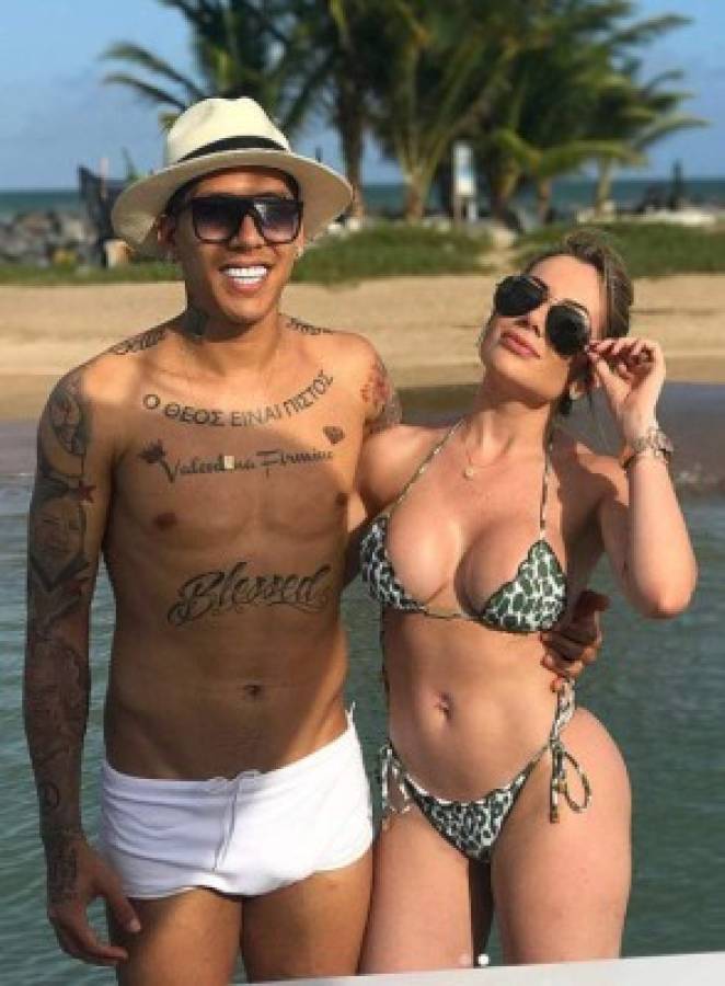 Firmino se relaja en lujoso yate junto a su esposa Larissa previo a la final de Champions