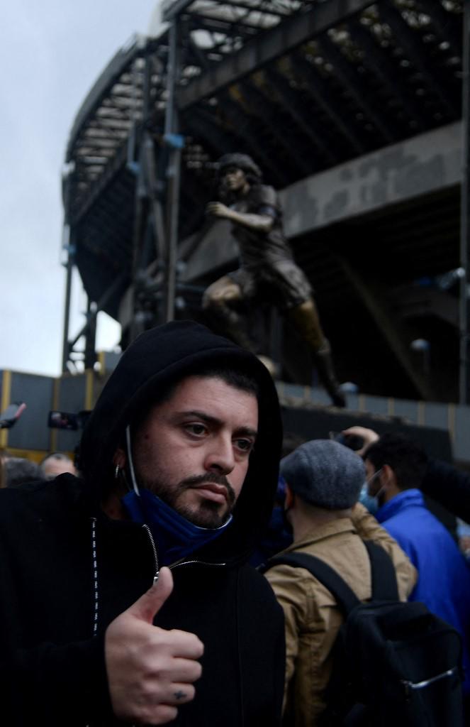 Un año de la muerte de Maradona: Napoli lo recuerda con nueva y polémica estatua y el autor explica el ‘’error’’