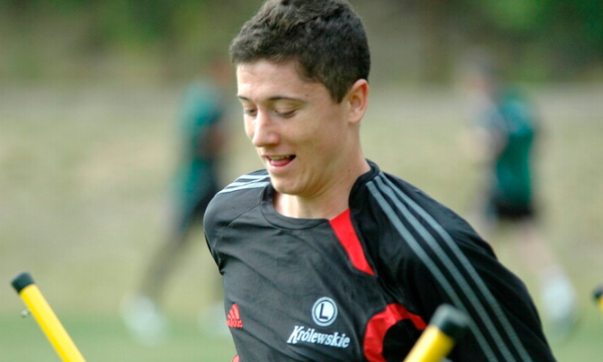 Era mejor que Lewandowski, el Chelsea de Mourinho le ofreció contrato, pero terminó borracho en las calles de Polonia