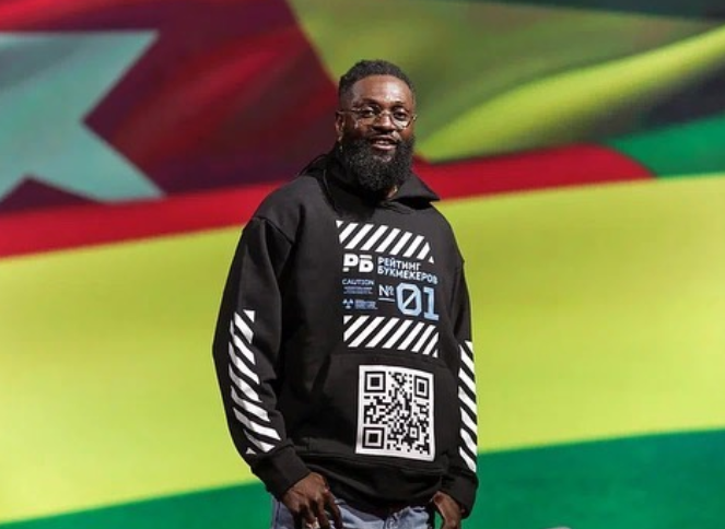 Estuvo en Real Madrid, planeó su muerte y la pandemia lo retiró: la nueva y sorprendente vida de Emmanuel Adebayor