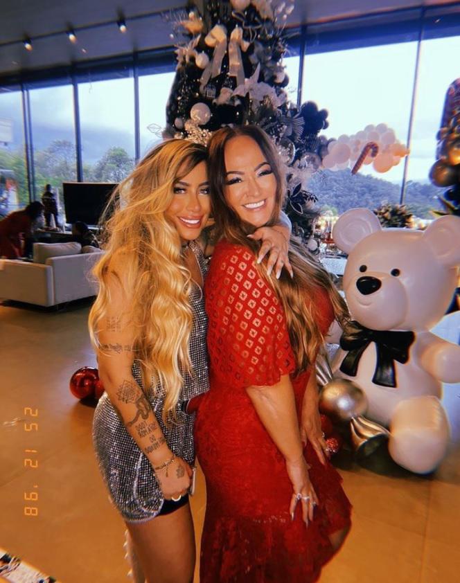 Gritos y botellas tiradas: La madre de Neymar huye de su casa tras ser atacada por su joven novio