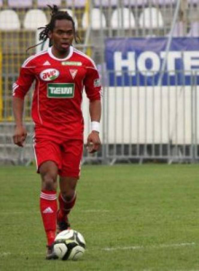 Baño de aceite quemado, uno apaleado y otro apedreado: futbolistas hondureños que fueron agredidos en el extranjero