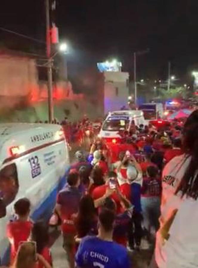 Desgracia en El Salvador: Las desgarradoras imágenes de la estampida de aficionados que dejó varios muertos en el Estadio Cuscatlán