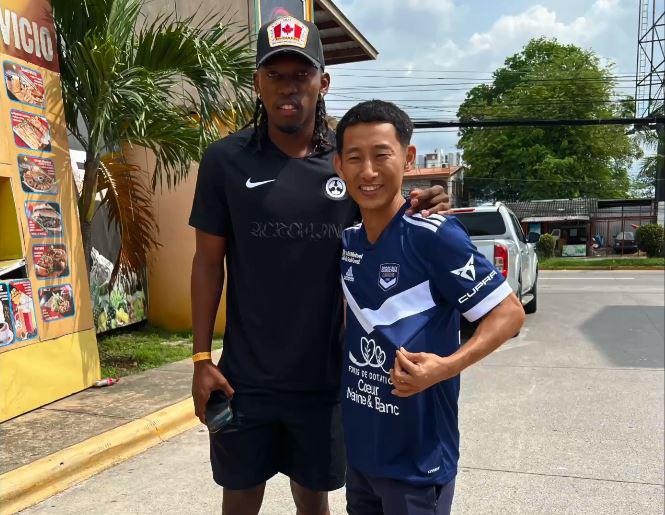 La foto del recuerdo entre Shin Fujiyama y el futbolista Alberth Elis.