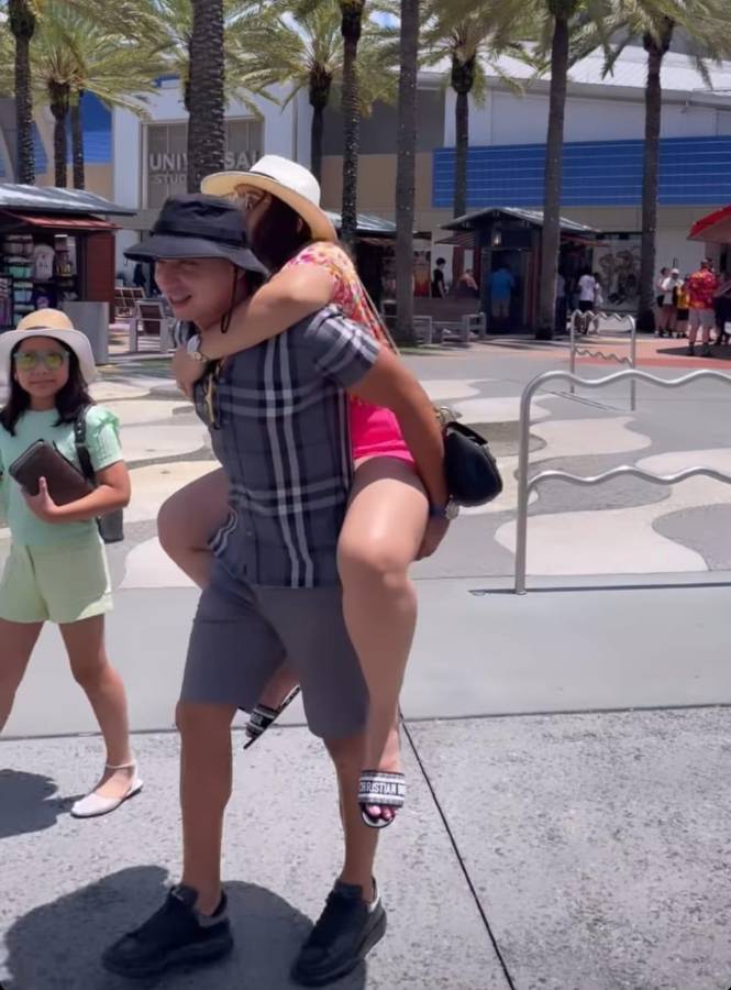 Alejado del fútbol, pero muy enamorado: Así pasa las vacaciones Emilio Izaguirre junto a su bella esposa en Estados Unidos