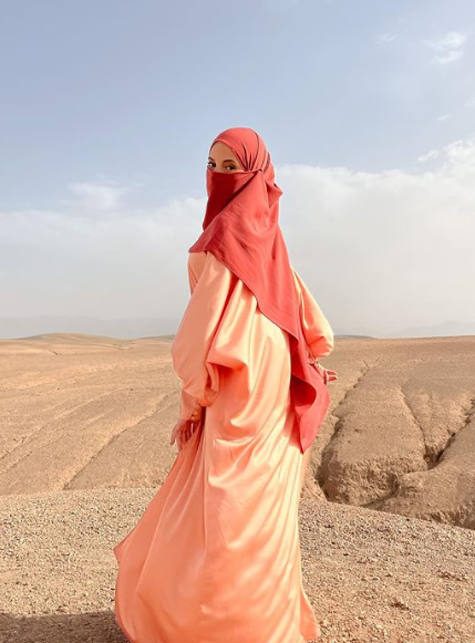 Siempre con el rostro cubierto: la influencer y misteriosa mujer que conquistó a crack del Barcelona