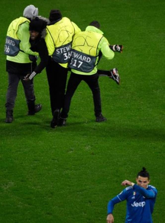 ¡No se vio! El berrinche de Cristiano Ronaldo y el aficionado fantasma en la cancha
