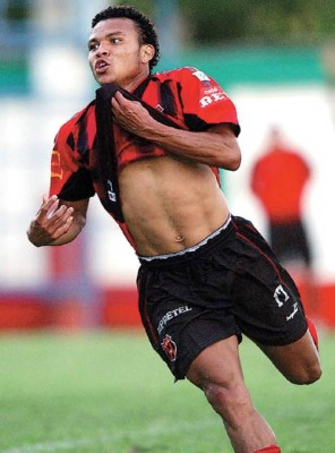 Jerry Bengtson busca destacar en el fútbol tico como ya lo hicieron sus compatriotas en el pasado