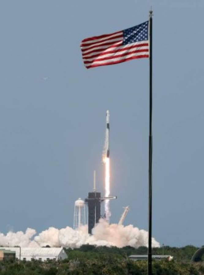 El impresionante despegue del cohete de SpaceX en histórico vuelo tripulado privado al espacio