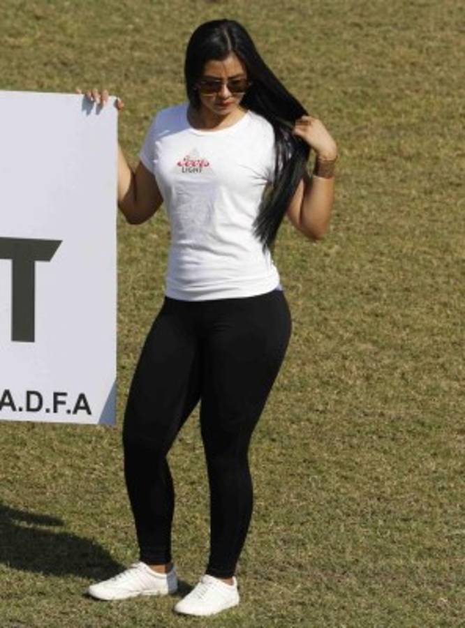 ¿Quién es la chica de rojo que engalanó el inicio de la jornada de Liga Nacional?