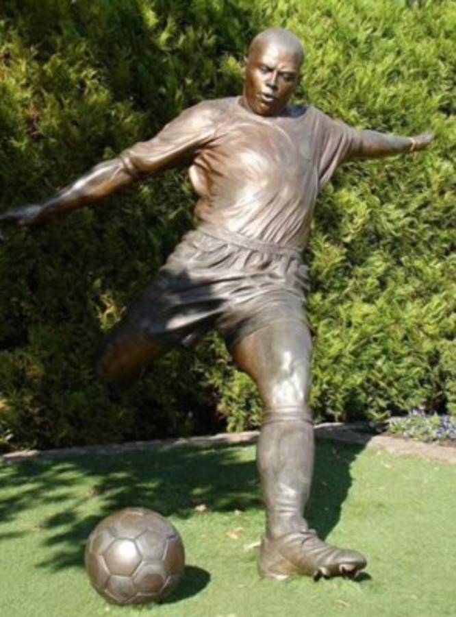 Las estatuas de deportistas y famosos más horribles en el mundo