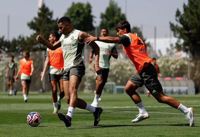 Alexander-Arnold conoció a sus nuevos compañeros: Xabi recuperó a varias figuras antes de afrontar el Mundial de Clubes