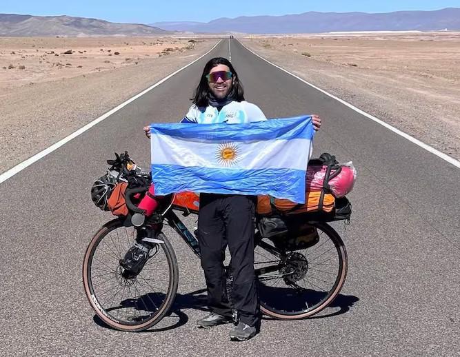Pedaleó por 11 países para llegar al Mundial y no pudo entrar a USA: el duro motivo