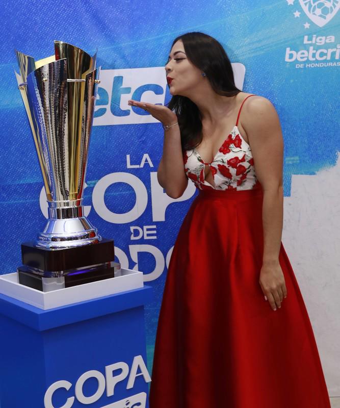 ¿Cómo se conocieron? La historia de amor de Isabel Zambrano con Diego Vázquez, el nuevo entrenador de Honduras