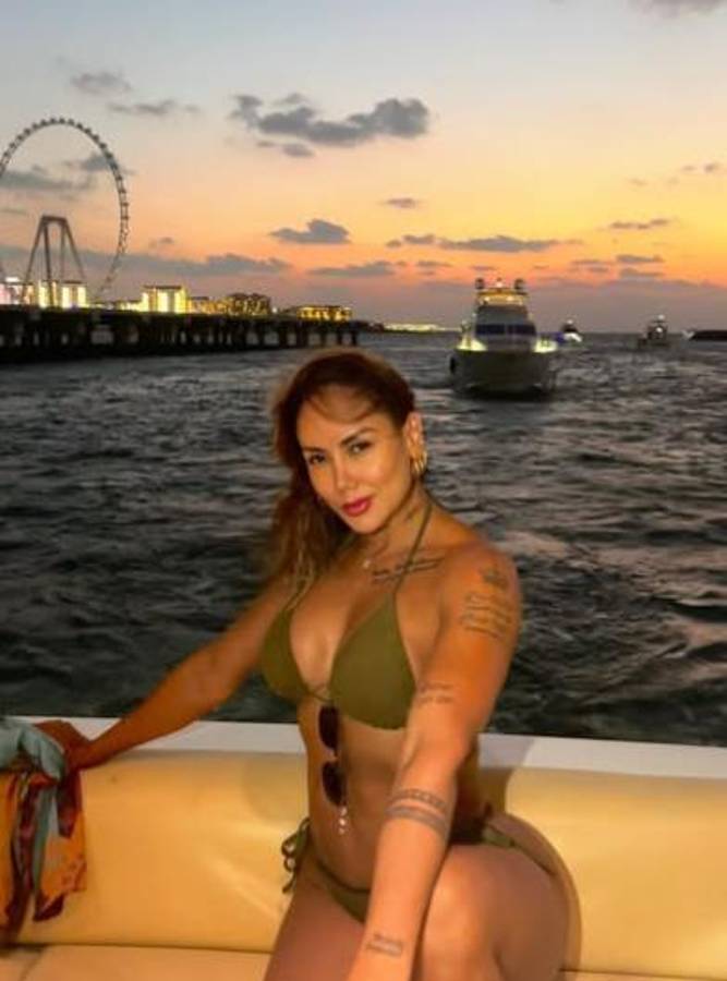 Arturo Vidal se fue a Medio Oriente con su exuberante novia y así fue recibido: “Vacaciones con mi mamacita”