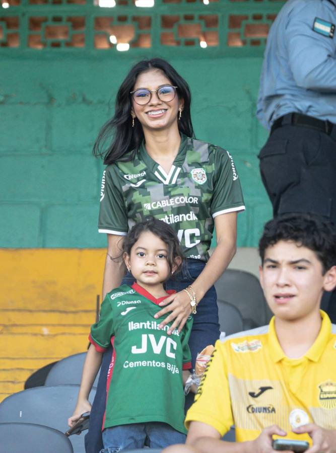 ¿Quién es la hermosa señorita de la Cruz Roja? mundialista y Batman se hacen presentes en el derbi Real España vs Marathón