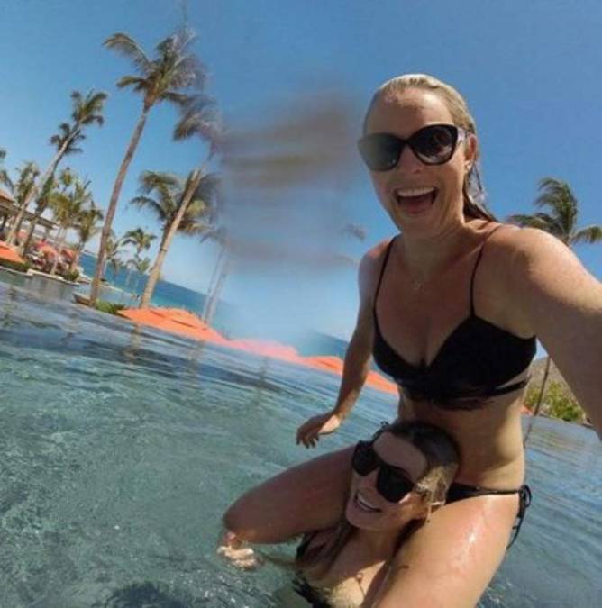 La esquiadora más bella se lesionó, pero se recupera en bikini