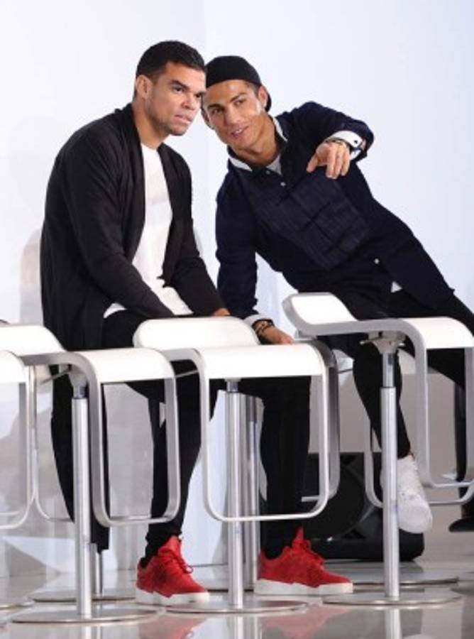 Los llamativos looks que usaron jugadores del Real Madrid para recoger sus Audis