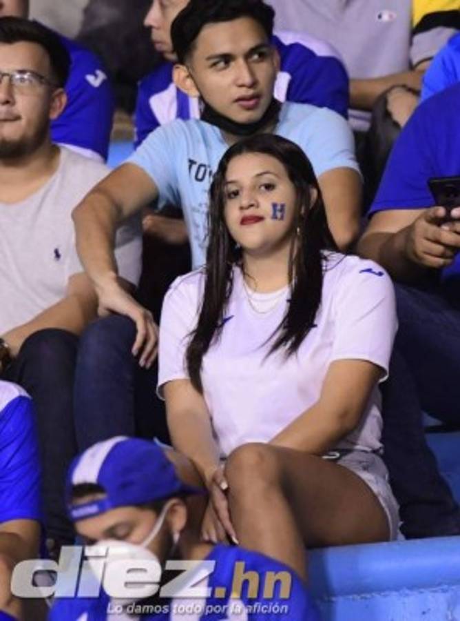 Bellas presentadoras y aficionadas deslumbraron en el estadio Olímpico para el Honduras-Panamá