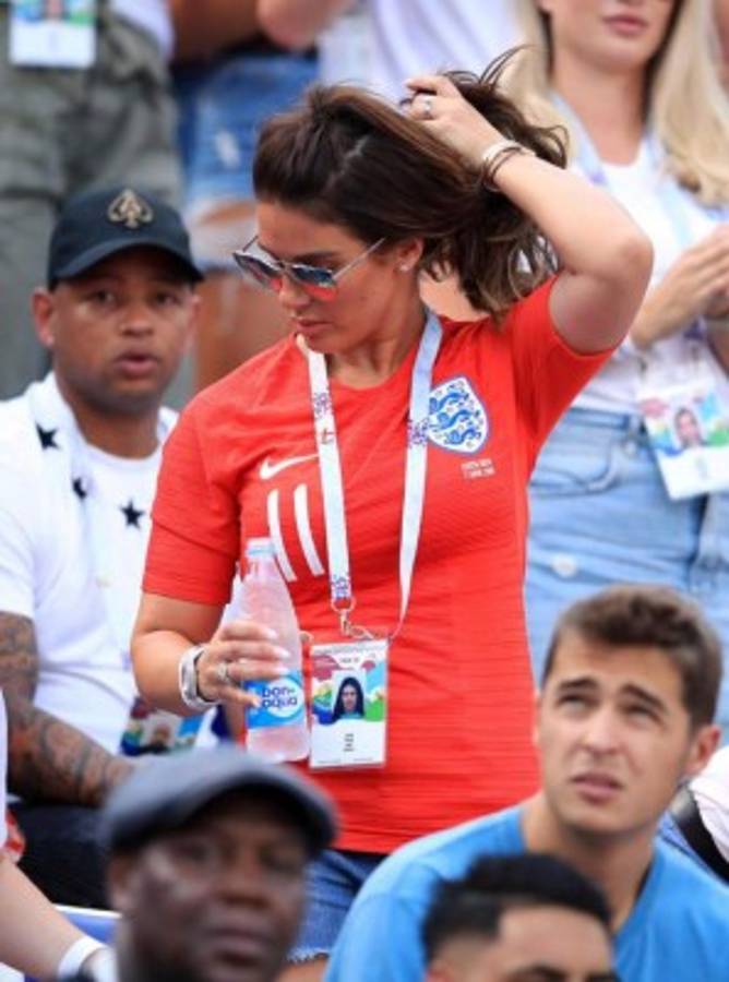 Las espectaculares novias y esposas de los cracks de Inglaterra que se robaron el show en el estadio