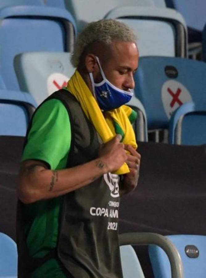 ¿En qué estaba pensando? Así fue captado Neymar en el Brasil-Ecuador y el tremendo 'oso' de Vinicius