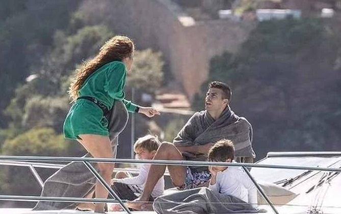 Salen a luz las fotos: La acalorada discusión a gritos de Shakira y Piqué en un yate frente a sus hijos