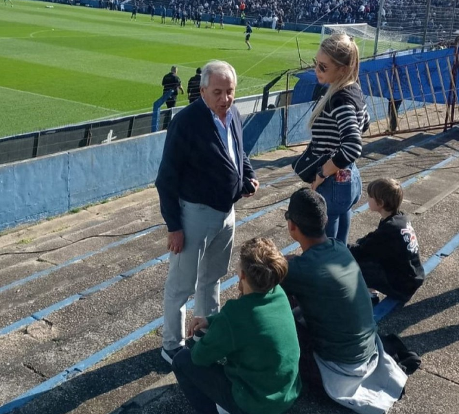 De estar en los mejores vestuarios de Europa a este: el humilde camerino que tuvo a Luis Suárez y su esposa sentada en el cemento