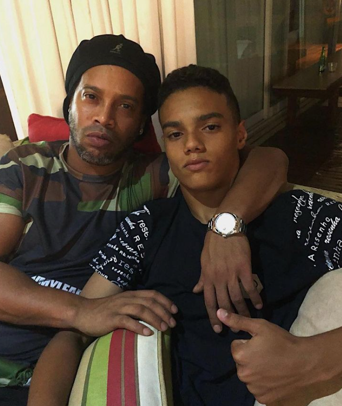 ¿Salió como su padre? Así es la vida del único hijo de Ronaldinho y su impresionante cambio físico